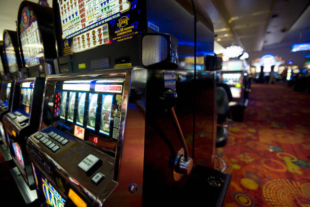Live dice roll in HD broadcast studio on italia188 slot